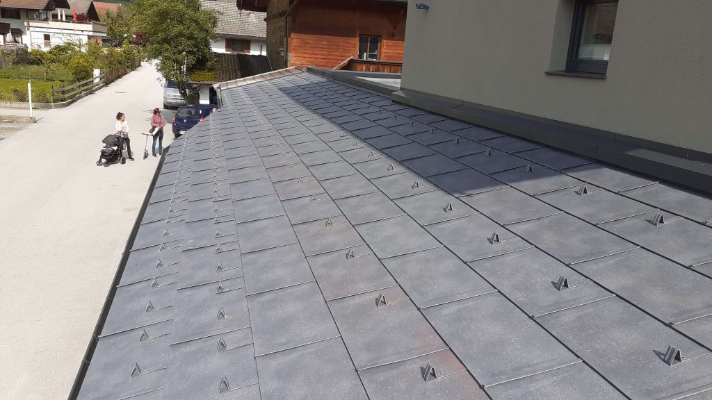 Dachdecker Arbeiten mit Prefa Dachschindel