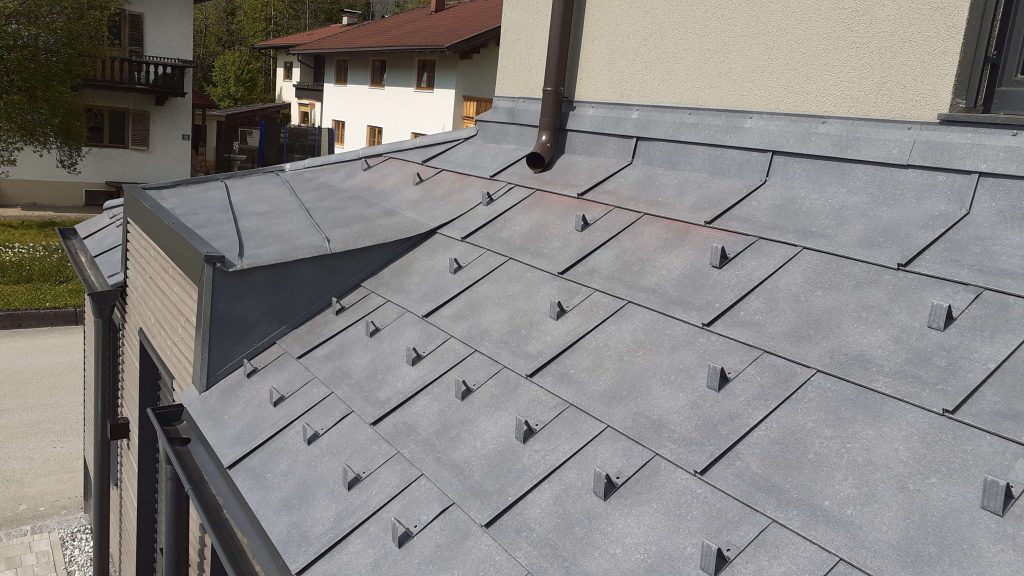 Spengler Arbeiten mit Prefa Dachschindel